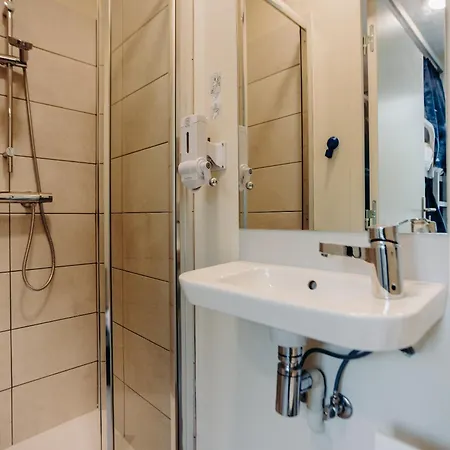 Demain C'est Loin ホステル