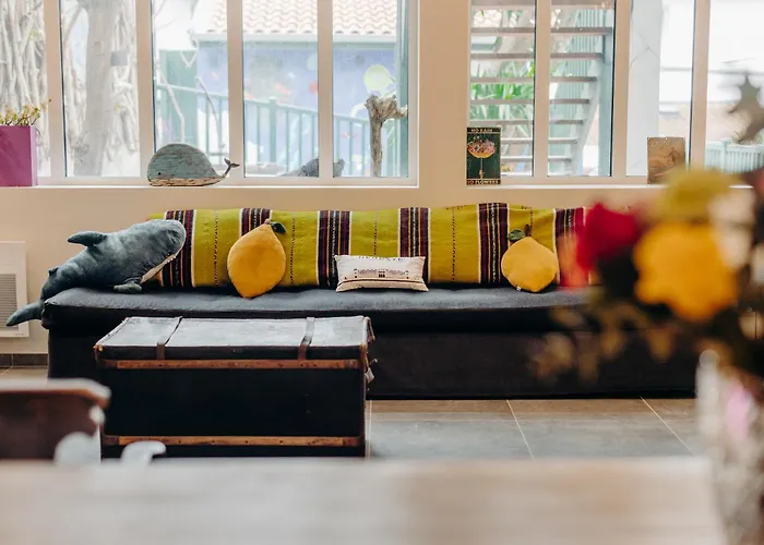 Demain C'est Loin Hostel *