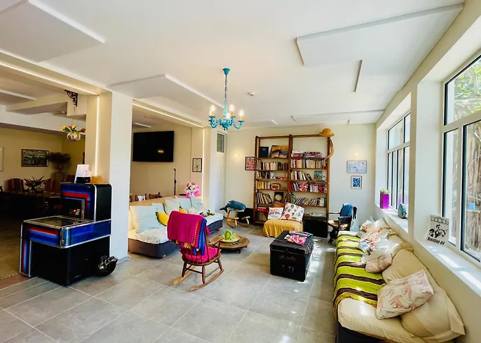 Demain C'est Loin Hostel *